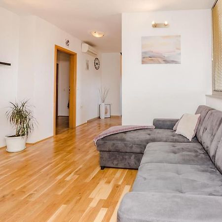 Apartment Roko - Up To 4 People With Free Parking Задар Екстериор снимка