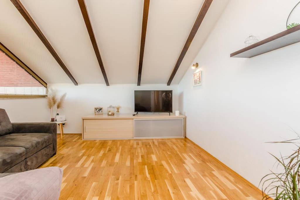 Apartment Roko - Up To 4 People With Free Parking Задар Екстериор снимка