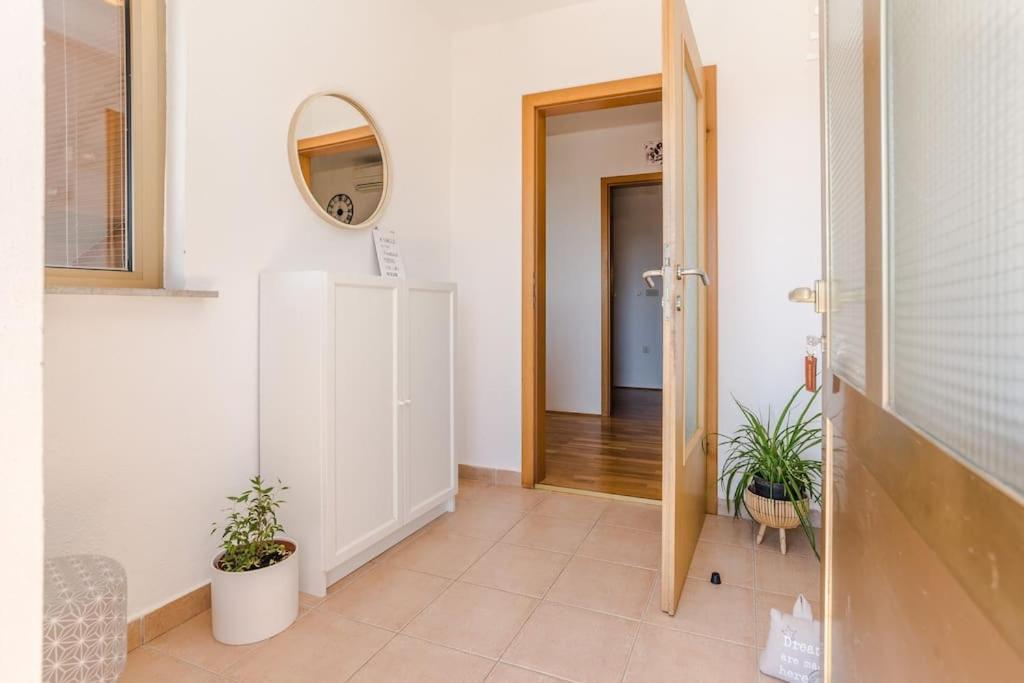 Apartment Roko - Up To 4 People With Free Parking Задар Екстериор снимка