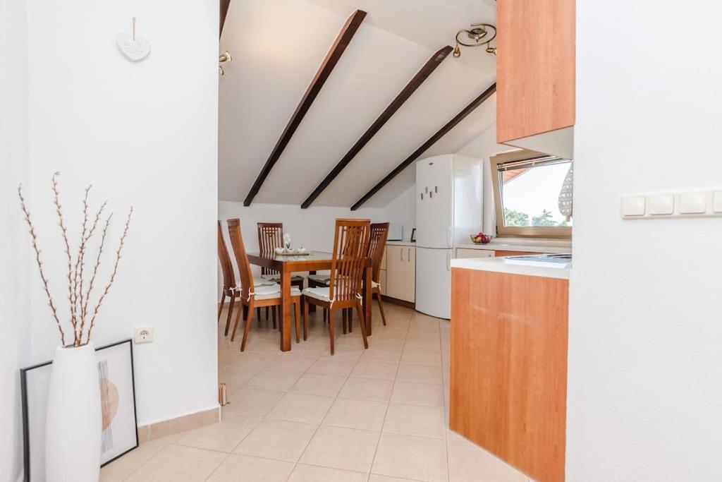 Apartment Roko - Up To 4 People With Free Parking Задар Екстериор снимка