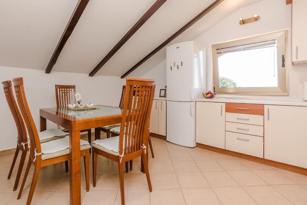 Apartment Roko - Up To 4 People With Free Parking Задар Екстериор снимка