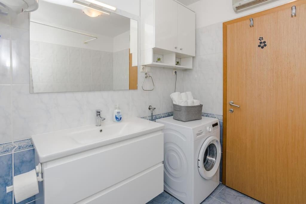 Apartment Roko - Up To 4 People With Free Parking Задар Екстериор снимка