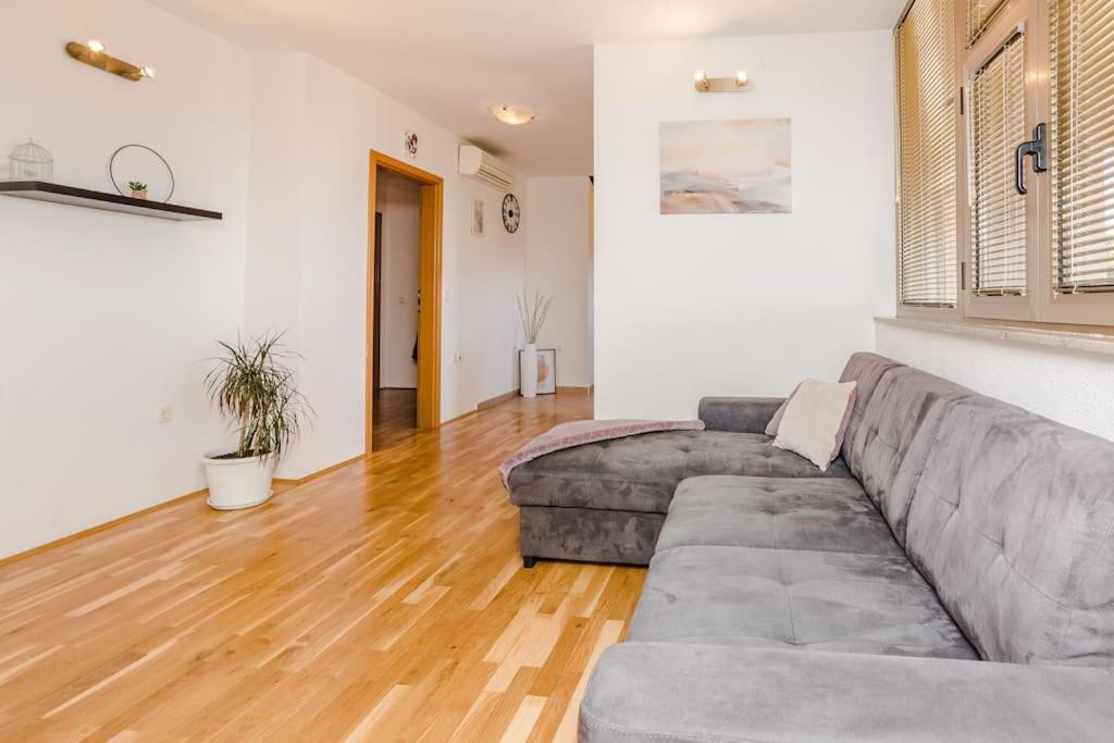 Apartment Roko - Up To 4 People With Free Parking Задар Екстериор снимка