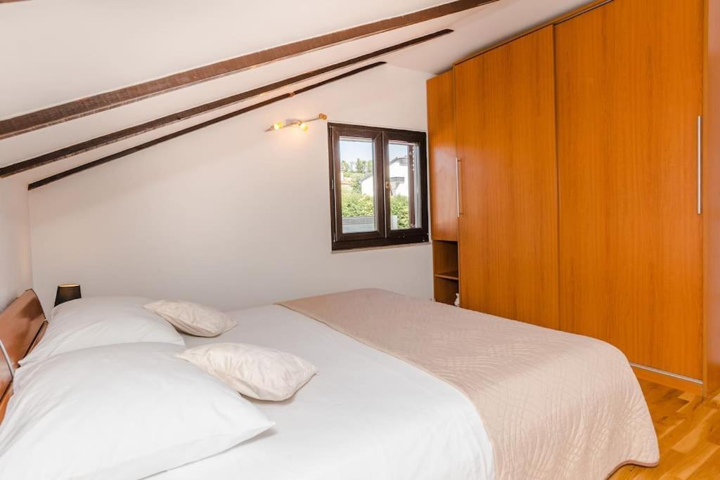 Apartment Roko - Up To 4 People With Free Parking Задар Екстериор снимка