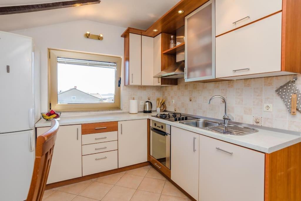 Apartment Roko - Up To 4 People With Free Parking Задар Екстериор снимка